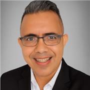 Me defino como un profesional cercano, claro y empático, con la capacidad de traducir temas complejos de forma sencilla y dinámica