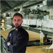 Executive Chef uczący praktycznych umiejętności kulinarnych na każdym poziomie.
