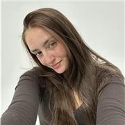 Chica de 23 años, graduada de la ESO y he hecho CFGM en Atención a personas en situación de dependencia, he estado en una escuela.