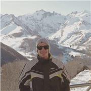 Laureato in Economia e Commercio presso l'università di Genova