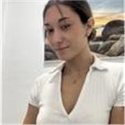 Monitora comprometida que apoya a niños con necesidades especiales en su aprendizaje.