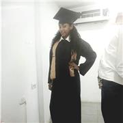 Profesora de apoyo escolar en el área de español