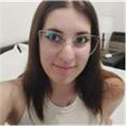 Profesora de Literatura imparte clases a niños y adolescentes