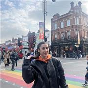 Studentessa bilingue offre ripetizioni di inglese