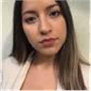 Profesora de inglés imparte clases a niños de todas las edades