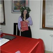 Dottoressa magistrale di scienze politiche impartisce lezioni di storia a studenti delle scuole elementari, medie e superiori