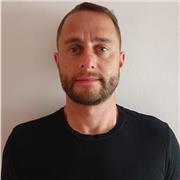 Profesor de educación física que imparte clases de entrenamiento personalizado