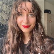 Diplômée en Master de communication Brand Content et en Métiers du livre, je propose mon aide autour des langues et de l'écrit