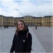 ¡Hola! Soy Elsa y estudio Medicina en la Universidad de Salamanca. Me encantan los niños y los adolescentes, con los que he hecho voluntariado mucho tiempo porque nos entendemos muy bien. Además, me encanta mi carrera y la ciencia. ¿Qué mejor que echarles