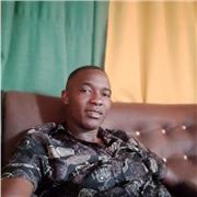 Dou aulas de inglês online para adultos e jovens. Formado em TEFL-Diploma C1, bilíngue