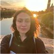 Profesora de inglés y de italiano que imparte clases a niños de todas las edades y adolescentes