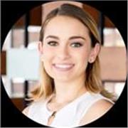 Se ofrecen clases de español dirigidas a adolescentes y adultos que deseen mejorar sus habilidades de comunicación en el idioma