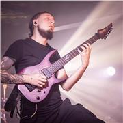 Profesor titulado con más de 16 años de experiencia en la guitarra y 10 en la enseñanza