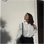 Studentessa pronta ad aiutare i più piccoli a trovare la propria strada 