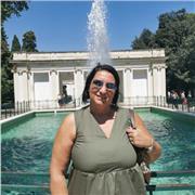 Insegnante di scuola superiore laureata, in possesso di certificazioni linguistiche, 
con esperienza ventennale, specializzata in disturbi dell'apprendimento, mi offro per lezioni di inglese, francese, tedesco, spagnolo, diritto ed economia politica, filo