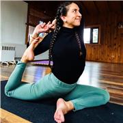 Instructora de hatha yoga, especializado en todos los niveles, basicos y avanzados