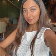 Étudiante qui va enseigner aux élèves