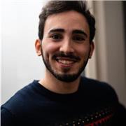 Un prof jeune capable d’enseigner le piano et l’arabe