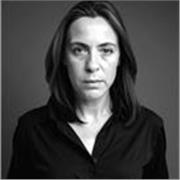 Docente de fotografía,  especializada en acompañar procesos creativos, desarrollar mirada propia.