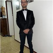 Professeur qui donne des cours de soutien en langue arabe
