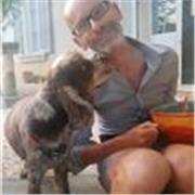 Professeur d’anglais et de latin, titulaire d’un doctorat de l’Université de Cambridge