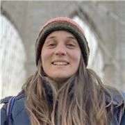 Laureata in lingue impartisce lezioni di inglese, spagnolo e francese