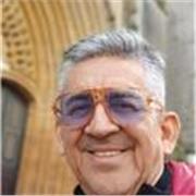 Profesor universitario, pero ante todo un enamorado del castellano, la literatura y la pedagogía. 