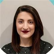 Profesora imparte clases a todas las edades de repaso general