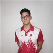 Maestro de primaria da clases de repaso para alumnos de educación primaria