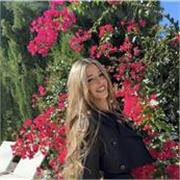 Soy profesora nativa de inglés para todas las edades y niveles, ofreciendo clases personalizadas y efectivas.