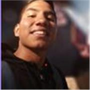 Profesor de química que imparte clase a personas de todas las edades