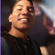 Profesor de química que imparte clase a personas de todas las edades