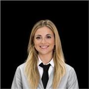 Profesora de inglés imparte clase a niños
