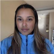 Profesora de inglés que imparte clases a niños de todas las edades