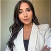 Laureata in Economia con esperienza con bambini, offre lezioni full remote e supporto compiti.