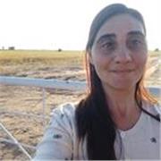 La docente imparte ayuda a estudiantes en sus tareas y evaluaciones