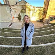 Docente di storia dell'arte impartisce lezioni per studenti di scuole medie e licei