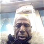 Professeur donne cours de sport consistant en renforcement musculaire , souplesse , cardio training , tennis de table, athlétisme
