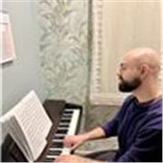 Compositor musical y pianista con varios años de experiencia como profesor particular. Ofrezco clases a domicilio 