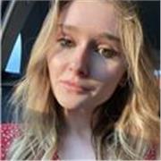 Studentessa impartisce lezioni di francese per ragazzi delle medie