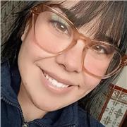 Chica imparte cualquier asignatura a niños de todas las edades