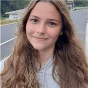 Titulada en Bachillerato de Humanidades, estudiante de Magisterio de Primaria con mención de mención Inglés. First certificate.