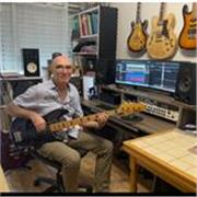 Professeur de musique diplômé d’état, propose des cours de Guitare, Guitare Basse et techniques de composition