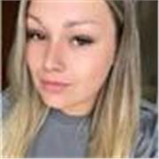 Junge Frau, wo sich gerne nebenher etwas mit ihrem Wissen dazu verdienen möchte und zugleich Kindern die Hilfe brauchen, helfen.