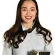 Soy una persona cercana, clara y con ganas de que mis alumnos disfruten aprendiendo. Me encanta enseñar a todo tipo de edades.