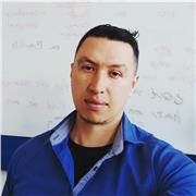 Glücklicher und erfahrener Spanischlehrer