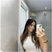 Profesora que imparte clases particulares a niños en etapa de infantil y primaria