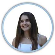 Estudiante de inglés imparte clase a alumnos de todas las edades