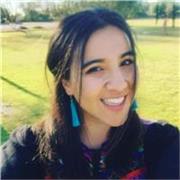 Maestra para clases en línea frente a grupo