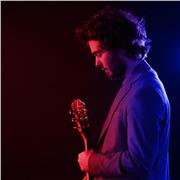 Musicista professionista e insegnante impartisce lezioni di chitarra